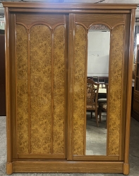 原木色．滑門式．五尺衣櫃